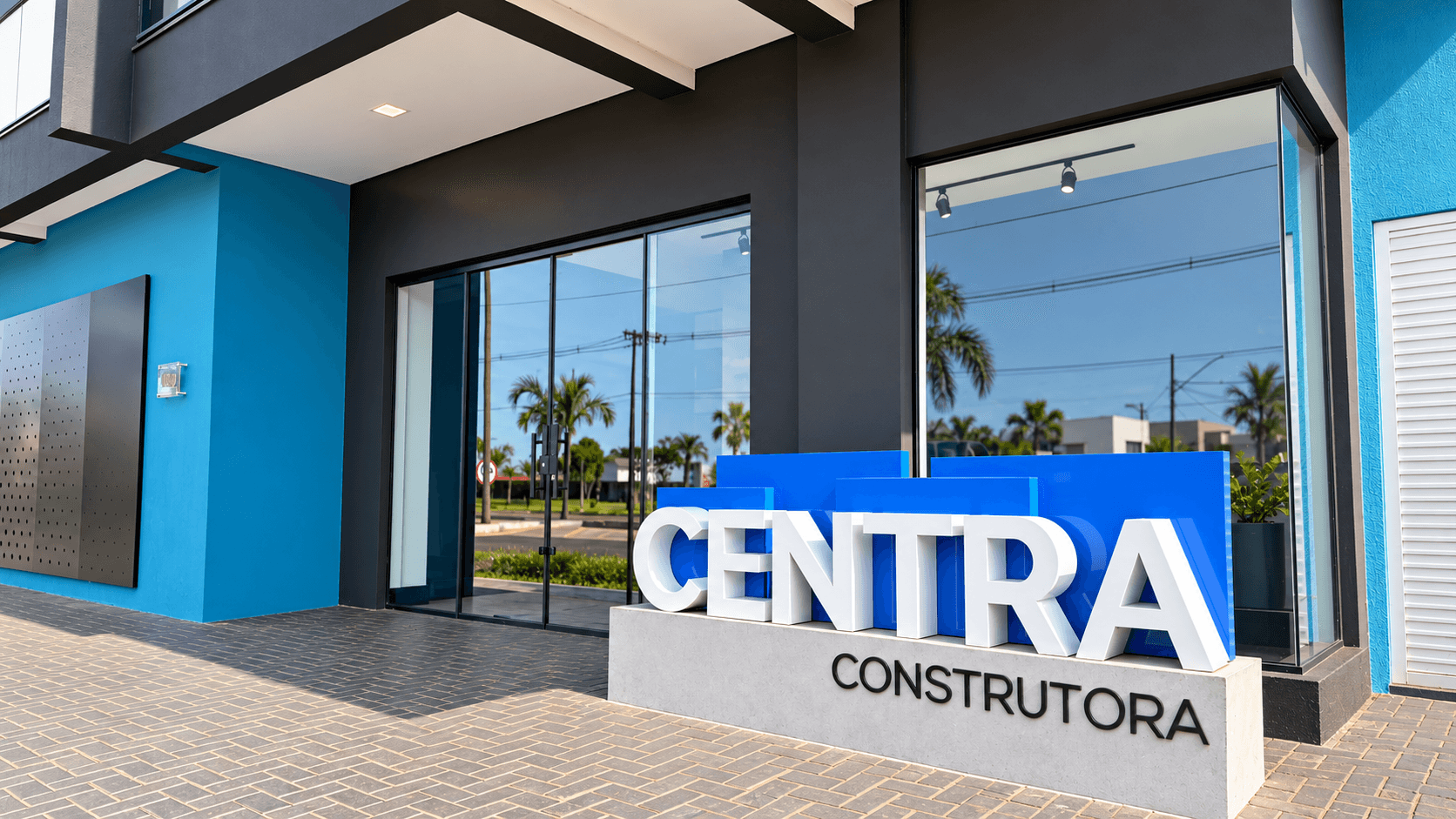 Fachada da sede da Centra Construtora, com o totem da marca em destaque